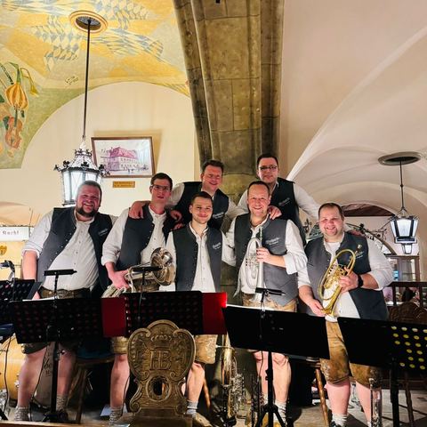 Gruppenfoto der Blechpartie in Tracht mit Instrumenten