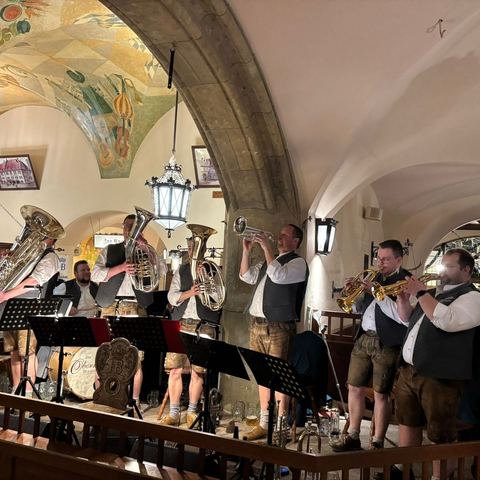 Die Blechpartie spielt im Stehen auf der Bühne
